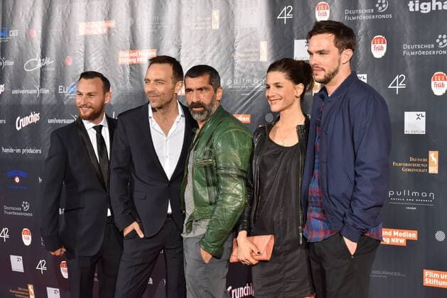 Die Schauspieler Johnny Palmiero, l-r, Aleksandar Jovanovic, Erdal Yildiz, Christina Hecke und Nicholas Hoult posieren am 01.08.2016 in Köln auf dem roten Teppich bei der Premiere des Actionfilm Collide .