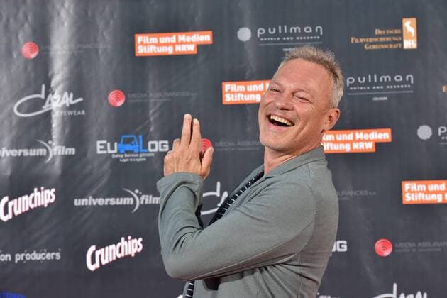 Der Schauspieler Klaus Nierhoff posiert am 01.08.2016 in Köln auf dem roten Teppich bei der Premiere des Actionfilm Collide .