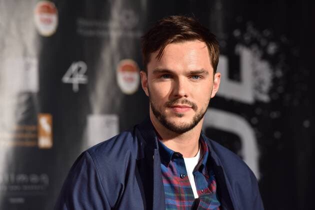 Der britische Schauspieler Nicholas Hoult posiert am 01.08.2016 in Köln auf dem roten Teppich bei der Premiere des Actionfilm Collide .