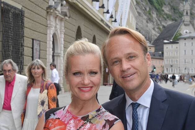 Festspielauffahrt zur Premiere von Manon Lescaut in Salzburg. Dieses Bild zeigt die Chefredakteurin des Magazines ELLE Sabine Nedelchev mit Begleiter 2016 - Festspielauffahrt zur Premiere von Manon Lescaut in Salzburg