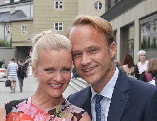 Festspielauffahrt zur Premiere von Manon Lescaut in Salzburg. Dieses Bild zeigt die Chefredakteurin des Magazines ELLE Sabine Nedelchev mit Begleiter 2016 - Festspielauffahrt zur Premiere von Manon Lescaut in Salzburg