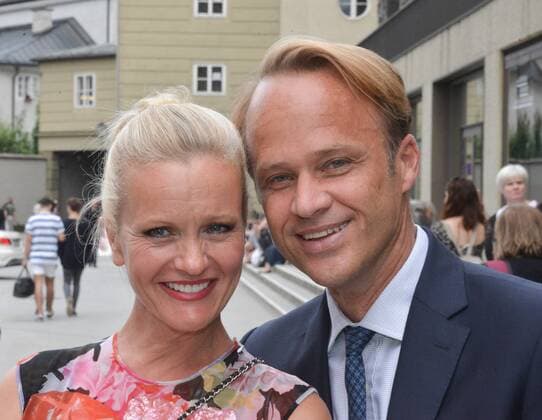 Festspielauffahrt zur Premiere von Manon Lescaut in Salzburg. Dieses Bild zeigt die Chefredakteurin des Magazines ELLE Sabine Nedelchev mit Begleiter 2016 - Festspielauffahrt zur Premiere von Manon Lescaut in Salzburg