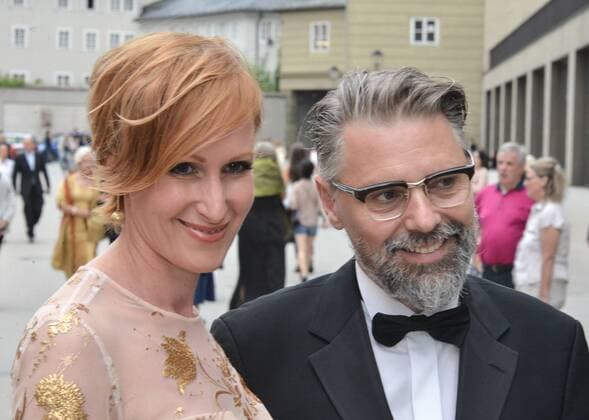 Festspielauffahrt zur Premiere von Manon Lescaut in Salzburg. Dieses Bild zeigt die Schauspielerin Nicole Beutler mit dem Kulturredakteur der österreichischen Tageszeitung Kurier Gert Korentschnig 2016 - Festspielauffahrt zur Premiere von Manon Lescaut in Salzburg