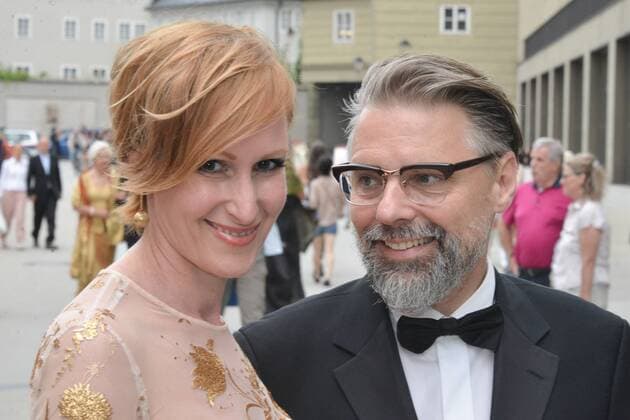 Festspielauffahrt zur Premiere von Manon Lescaut in Salzburg. Dieses Bild zeigt die Schauspielerin Nicole Beutler mit dem Kulturredakteur der österreichischen Tageszeitung Kurier Gert Korentschnig 2016 - Festspielauffahrt zur Premiere von Manon Lescaut in Salzburg