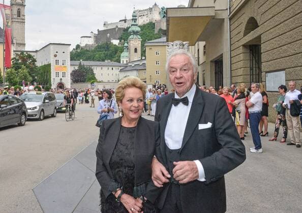 Festspielauffahrt zur Premiere von Manon Lescaut in Salzburg. Dieses Bild zeigt den Sänger und ehemaligen Intendanten der Seefestspiele Mörbisch, Harald Serafin mit Gattin Ingeborg 2016 - Festspielauffahrt zur Premiere von Manon Lescaut in Salzburg