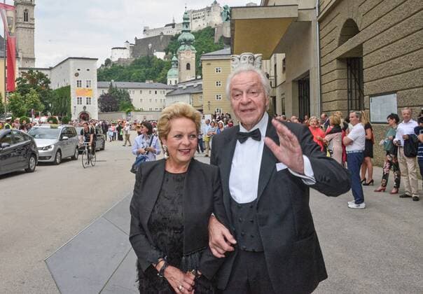 Festspielauffahrt zur Premiere von Manon Lescaut in Salzburg. Dieses Bild zeigt den früheren Intedanten der Seefestspiele Mörbisch und Sänger Harald Serafin mit Gattin Ingeborg 2016 - Festspielauffahrt zur Premiere von Manon Lescaut in Salzburg
