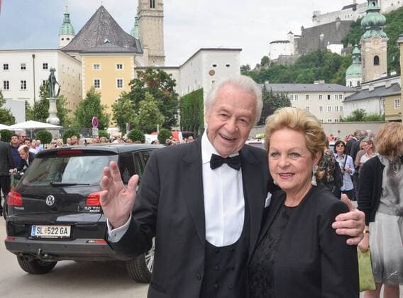 Festspielauffahrt zur Premiere von Manon Lescaut in Salzburg. Dieses Bild zeigt den früheren Intedanten der Seefestspiele Mörbisch und Sänger Harald Serafin mit Gattin Ingeborg 2016 - Festspielauffahrt zur Premiere von Manon Lescaut in Salzburg