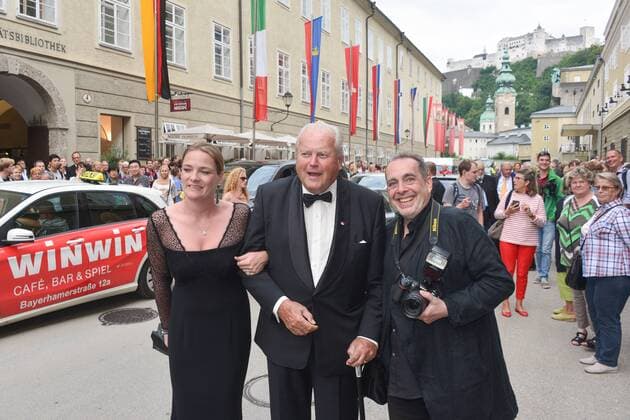 Festspielauffahrt zur Premiere von Manon Lescaut in Salzburg. Dieses Bild zeigt Baron Friedrich Mayr-Melnhof mit Enkelin Lidwine Clary und Aldringen und Gesellschaftsfotograf Manfred Siebinger 2016 - Festspielauffahrt zur Premiere von Manon Lescaut in Salzburg