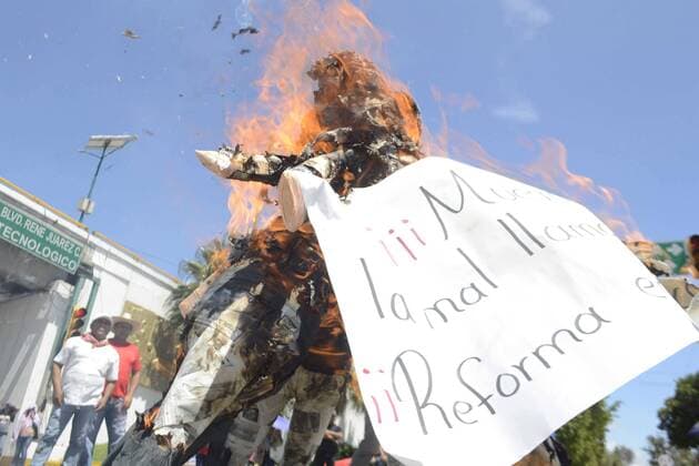 Proteste gegen Bildungspolitik in Mexiko August 2, 2016 - Mexico - EUM20160802ACT14.JPG.CHILPANCINGO, Gro., Education Educacion-CETEG.- Integrantes de la CETEG queman este martes, 2 de agosto de 2016 en la ciudad de Chilpancingo, algunos Judas con imagenes de Enrique Pena Nieto, Aurelio Nuno Mayer, Angel Aguirre y Miguel Angel Osorio Chong, como protesta en contra de la reforma educativa. Foto: Agencia EL UNIVERSAL Dassaev Tellez Adame EVZ Mexico  - ZUMAu78_