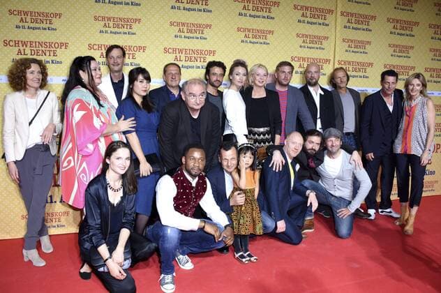Regisseur Ed Herzog mit seinem Cast und Crew bei der Premiere des Kinofilms Schweinskopf al dente im Mathäser Filmpalast. München, 02.08.2016 Foto:xP.xSchönbergerx xFuturexImage