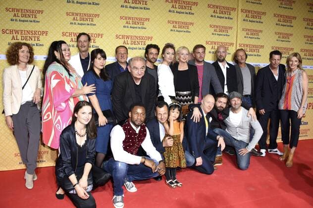 Regisseur Ed Herzog mit seinem Cast und Crew bei der Premiere des Kinofilms Schweinskopf al dente im Mathäser Filmpalast. München, 02.08.2016 Foto:xP.xSchönbergerx xFuturexImage