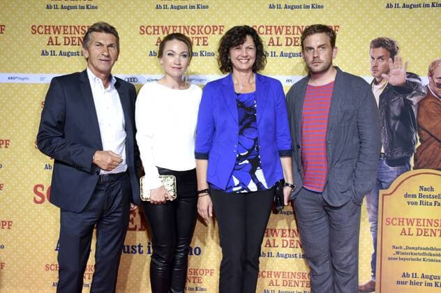 Klaus Augenthaler, Lisa Maria Potthoff, Ilse Aigner und Sebastian Bezzel bei der Premiere des Kinofilms Schweinskopf al dente im Mathäser Filmpalast. München, 02.08.2016 Foto:xP.xSchönbergerx xFuturexImage