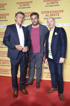 Klaus Augenthaler, Sebastian Bezzel und Simon Schwarz bei der Premiere des Kinofilms Schweinskopf al dente im Mathäser Filmpalast. München, 02.08.2016 Foto:xP.xSchönbergerx xFuturexImage