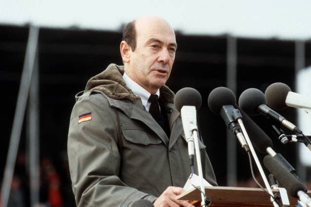 Bundesverteidigungsminister Manfred Wörner (CDU) spricht beim 30. Jahrestag der Bundeswehr