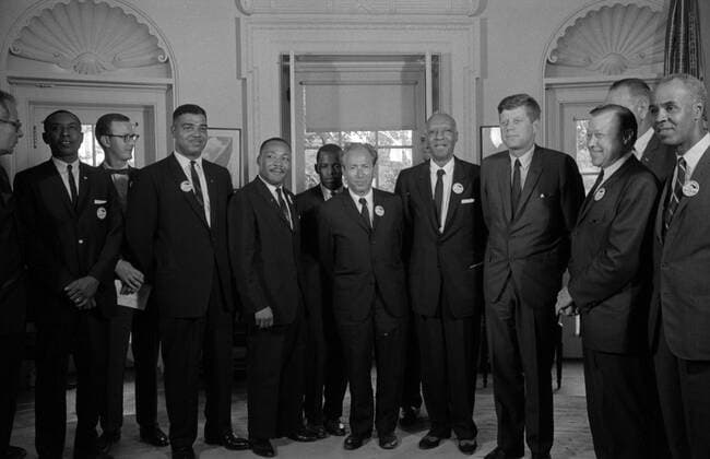 Civil rights leaders meet with President John F. Kennedy in the oval office of the White House after the March on Washington; D.C. Photograph shows (left to right): Willard Wirtz (Secretary of Labour); Floyd McKissick (CORE); Mathew Ahmann (National Catholic Conference for Interracial Justice); Whitney Young (National Urban League); Martin Luther King; Jr.(SCLC); John Lewis (SNCC); Rabbi Joachim Prinz (American Jewish Congress); A. Philip Randolph; with Reverend Eugene Carson Blake partially visible behind him; President John F. Kennedy; Walter Reuther (labour leader); with Vice President Lyndon Johnson partially visible behind him WHA  !ACHTUNG AUFNAHMEDATUM GESCHÄTZT! Copyright: WHA UnitedArchivesWHA_046_0512
