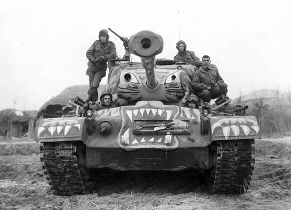 Korea-Krieg 1950-1953 - Aufnahmedaten geschätzt Photograph of soldiers sitting on a painted M-46 tank, the tank is painted to look like a fierce tiger. Taken during the Korean War, a war between the Republic of Korea (South Korea) and the Democratic People s Republic of Korea (North Korea), in which a United Nations force dominated by the United States of America intervened to support the South and China intervened to support the North. Dated 1951 WHA  !ACHTUNG AUFNAHMEDATUM GESCHÄTZT! Copyright: WHA UnitedArchivesWHA_047_0460