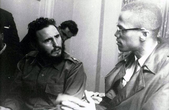 Photograph of a meeting in Harlem with Fidel Castro (1926-) and Malcolm X (1925-1965). Dated 1960 WHA  !ACHTUNG AUFNAHMEDATUM GESCHÄTZT! Copyright: WHA UnitedArchivesWHA_047_0518