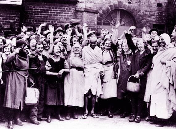IMAGO ICONS: Mahatma Gandhi Photograph of Mahatma Gandhi being greeted by a group of female textile workers during a visit to Darwen Lancashire. Dated 1931 WHA  !ACHTUNG AUFNAHMEDATUM GESCHÄTZT! Copyright: WHA UnitedArchivesWHA_047_0554