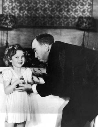 Shirley Temple receives an Honorary Oscar Academy Award in grateful recognition of her outstanding contribution to screen entertainment during the year 1934 . WHA  !ACHTUNG AUFNAHMEDATUM GESCHÄTZT! Copyright: WHA UnitedArchivesWHA_047_0642