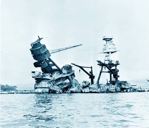 IMAGO History, Zweiter Weltkrieg: 1939 - 1945 USS Arizona; Pearl Harbour after the Japanese attack in World War II 1941 WHA  !ACHTUNG AUFNAHMEDATUM GESCHÄTZT! Copyright: WHA UnitedArchivesWHA_049_0856