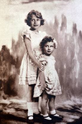 Princess Elizabeth (later Queen Elizabeth II) together with her sister Margret. WHA  !ACHTUNG AUFNAHMEDATUM GESCHÄTZT! Copyright: WHA UnitedArchivesWHA_051_0550