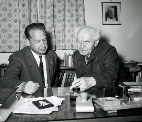 Photograph of Mr. Dag Hammarskjöld (1905-1961) and Israeli Prime Minister Ben Gurion (1886-1973) . Dated 1959 WHA  !ACHTUNG AUFNAHMEDATUM GESCHÄTZT! Copyright: WHA UnitedArchivesWHA_052_0774