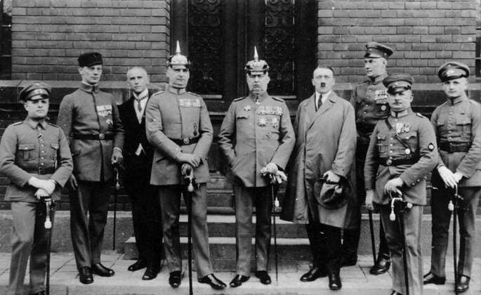 IMAGO History, Zweiter Weltkrieg: 1939 - 1945 Chronik: 1923 - Hitlerputsch in München leaders of the Munich Putsch (coup) 1923. (left to Right): Pernet; Weber; Frick; Kriebel; Ludendorff; Hitler; Bruckner; Rohm; Wagner WHA  !ACHTUNG AUFNAHMEDATUM GESCHÄTZT! Copyright: WHA UnitedArchivesWHA_054_0790