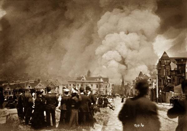 onlookers gaze at the smoke rising from fires; following the 1906 San Francisco earthquake WHA  !ACHTUNG AUFNAHMEDATUM GESCHÄTZT! Copyright: WHA UnitedArchivesWHA_054_0809