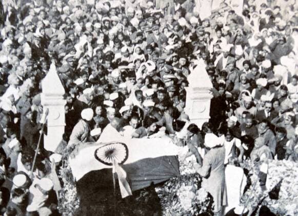 IMAGO ICONS: Mahatma Gandhi Funeral of Mohandas Karamchand Gandhi after he was assassinated in the garden of Birla House, on 30 January 1948. Gandhi (1869 – 1948), was the preeminent leader of the Indian independence movement in British-ruled India. Employing nonviolent civil disobedience, Gandhi led India to independence and inspired movements for civil rights and freedom across the world. WHA  !ACHTUNG AUFNAHMEDATUM GESCHÄTZT! Copyright: WHA UnitedArchivesWHA_070_0975