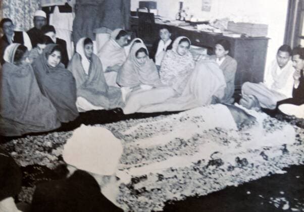 IMAGO ICONS: Mahatma Gandhi Funeral of Mohandas Karamchand Gandhi after he was assassinated in the garden of Birla House, on 30 January 1948. Gandhi (1869 – 1948), was the preeminent leader of the Indian independence movement in British-ruled India. Employing nonviolent civil disobedience, Gandhi led India to independence and inspired movements for civil rights and freedom across the world. WHA  !ACHTUNG AUFNAHMEDATUM GESCHÄTZT! Copyright: WHA UnitedArchivesWHA_070_0976