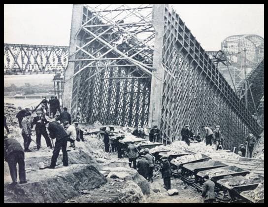German soldiers stand guard as Polish prisoners of war are forced to mine rock. Taken in Warsaw, shortly after the invasion of Poland in 1939. WHA  !ACHTUNG AUFNAHMEDATUM GESCHÄTZT! Copyright: WHA UnitedArchivesWHA_072_0390