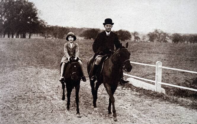 Photograph of Princess Elizabeth (1926-) during a riding lesson in the Park at Windsor. Dated 20th Century WHA  !ACHTUNG AUFNAHMEDATUM GESCHÄTZT! Copyright: WHA UnitedArchivesWHA_081_0821