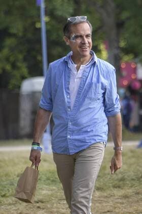 Kanada, Mark Carney wird neuer Premierminister, Archivbilder August 5, 2016 - Charlbury, OXFORDSHIRE, ENGLAND - WILDERNESS FESTIVAL, CORNBURY PARK, OXFORDSHIRE, UK. Mark Carney, Governor of the Bank of England buys a Che Guevara T shirt at the Wilderness Festival. Charlbury ENGLAND  - ZUMAl94_