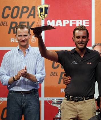 Bilder des Tages Monaco s Pierre Casiraghi (R) showes the Best Shipowner award in presence of Spanish King Felipe (L) during the Sailing King s Cup awards gala held in Palma de Mallorca, Baleares Islands, 6 August 2016. SAILING KING S CUP !ACHTUNG: NUR REDAKTIONELLE NUTZUNG!  20160806-636061179120378353