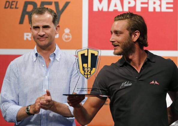 Monaco s Pierre Casiraghi (R) showes the Best Shipowner award in presence of Spanish King Felipe (L) during the Sailing King s Cup awards gala held in Palma de Mallorca, Baleares Islands, 6 August 2016. SAILING KING S CUP !ACHTUNG: NUR REDAKTIONELLE NUTZUNG!  20160806-636061179135042165
