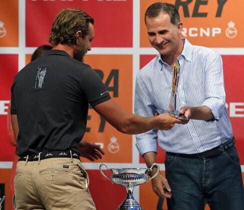 Monaco s Pierre Casiraghi (l) receives the Best Shipowner award from Spanish King Felipe (R) during the Sailing King s Cup awards gala held in Palma de Mallorca, Baleares Islands, 6 August 2016. SAILING KING S CUP !ACHTUNG: NUR REDAKTIONELLE NUTZUNG!  20160806-636061179782434146