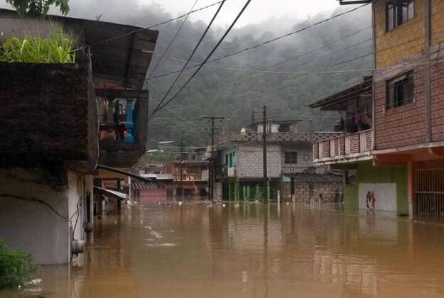 Mexiko: Schweres Unwetter in Xalapa August 6, 2016 - Mexico - EUM20160806ACT08.JPG.XALAPA, Ver., Disaster Desastre-Earl.- Aspectos generales de las afectaciones este sabado, 6 de agosto de 2016, en el municipio de Xalapa a consecuencia de la tormenta tropical Earl, que a su paso por la zona centro de Veracruz dejo un saldo negativo de tres personas muertas, arboles derribados, cortes a la energia electrica, inundaciones y deslaves. Foto: Agencia EL UNIVERSAL EVZ Mexico  - ZUMAu78_
