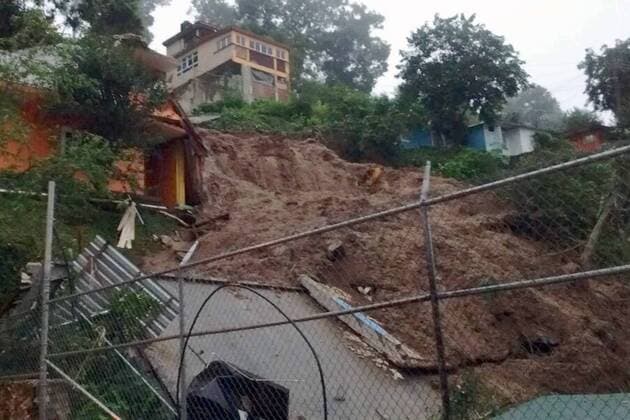 Mexiko: Schweres Unwetter in Xalapa August 6, 2016 - Mexico - EUM20160806ACT09.JPG.XALAPA, Ver., Disaster Desastre-Earl.- Aspectos generales de las afectaciones este sabado, 6 de agosto de 2016, en el municipio de Xalapa a consecuencia de la tormenta tropical Earl, que a su paso por la zona centro de Veracruz dejo un saldo negativo de tres personas muertas, arboles derribados, cortes a la energia electrica, inundaciones y deslaves. Foto: Agencia EL UNIVERSAL EVZ Mexico  - ZUMAu78_