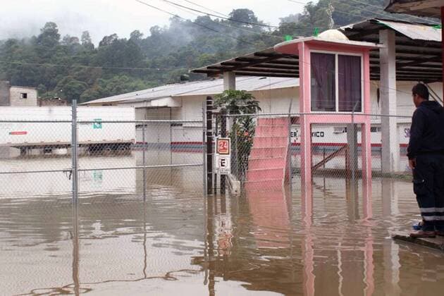 Mexiko: Schweres Unwetter in Xalapa August 6, 2016 - Mexico - EUM20160806ACT11.JPG.XALAPA, Ver., Disaster Desastre-Earl.- Aspectos generales de las afectaciones este sabado, 6 de agosto de 2016, en el municipio de Xalapa a consecuencia de la tormenta tropical Earl, que a su paso por la zona centro de Veracruz dejo un saldo negativo de tres personas muertas, arboles derribados, cortes a la energia electrica, inundaciones y deslaves. Foto: Agencia EL UNIVERSAL EVZ Mexico  - ZUMAu78_