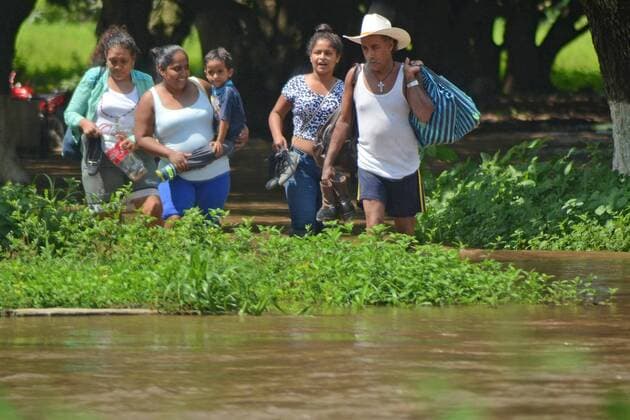 Zerstörungen nach Tornado Earl in Mexiko August 7, 2016 - Mexico - EUM20160807ACT03.JPG .XALAPA, Ver.- Rains Lluvias-Earl.- Los remanentes de la Tormenta Earl, hacen estragos con fuertes lluvias en la region motanosa lo que provoca desborde de los rios Jamapa y Rio Blanco. Este domingo 7 de agosto de 2016 mucha gente de la zonas rurales abandonan sus casas inundadas. Foto: Agencia EL UNIVERSAL RCC. Mexico  - ZUMAu78_