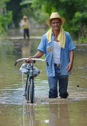 Zerstörungen nach Tornado Earl in Mexiko August 7, 2016 - Mexico - EUM20160807ACT04.JPG .XALAPA, Ver.- Rains Lluvias-Earl.- Los remanentes de la Tormenta Earl, hacen estragos con fuertes lluvias en la region motanosa lo que provoca desborde de los rios Jamapa y Rio Blanco. Este domingo 7 de agosto de 2016 mucha gente de la zonas rurales abandonan sus casas inundadas. Foto: Agencia EL UNIVERSAL RCC. Mexico  - ZUMAu78_
