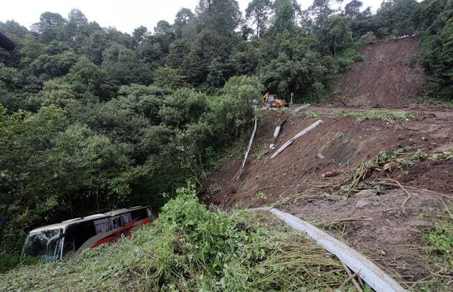August 7, 2016 - Mexico - EUM20160807ACT05.JPG .HUACHINANGO, Pue.- Rains Lluvias-Puebla.- Las fuertes lluvias que se han registrado en los ultimos dias provoco un deslave en la carretera Mexico-Tuxpan en el kilometro 93. Este domingo 7 de agosto de 2016 un autobus cayo en un barranco. Foto: Agencia EL UNIVERSAL RCC. Mexico  - ZUMAu78_