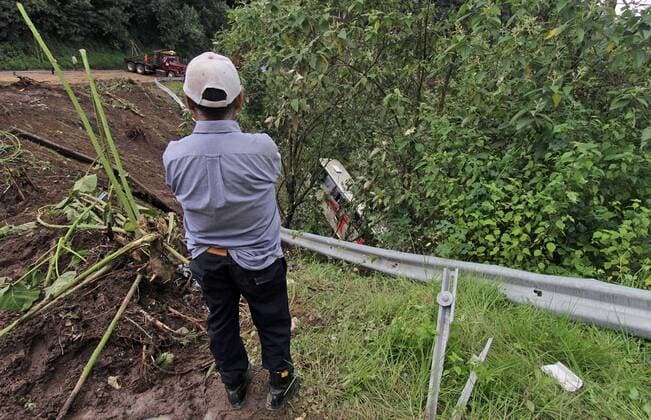 August 7, 2016 - Mexico - EUM20160807ACT06.JPG .HUACHINANGO, Pue.- Rains Lluvias-Puebla.- Las fuertes lluvias que se han registrado en los ultimos dias provoco un deslave en la carretera Mexico-Tuxpan en el kilometro 93. Este domingo 7 de agosto de 2016 un autobus cayo en un barranco. Foto: Agencia EL UNIVERSAL RCC. Mexico  - ZUMAu78_