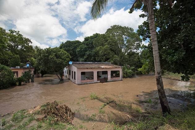 Zerstörungen nach Tornado Earl in Mexiko August 7, 2016 - Mexico - EUM20160807ACT20.JPG.COTAXTLA, Ver.- Rains Lluvias-Earl.- Como consecuencia del paso de la tormenta Earl por tierras veracruzanas, este domingo 7 de agosto de 2016 se desbordo el Rio Jamapa en sus liÂ­mites con municipios como Cotaxtla y Jamapa donde al menos 180 familias fueron desalojadas de sus domicilios por la amenaza de la creciente constante de los cuerpos de agua aledanos. Se activaron al menos 3 albergues para brindar auxilio a las familias. Foto: Agencia EL UNIVERSAL RCC. Mexico  - ZUMAu78_