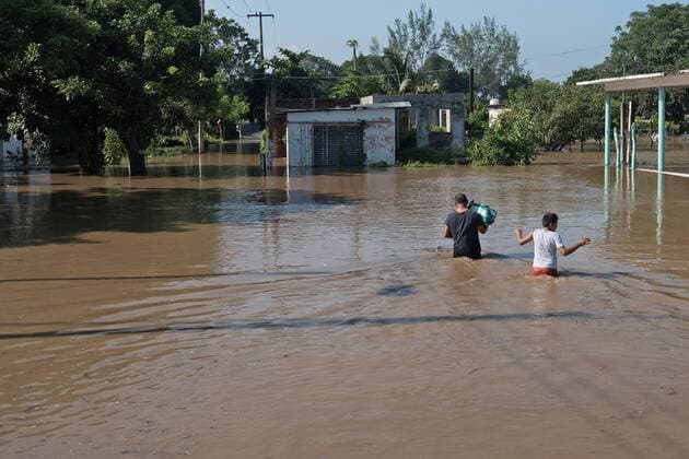 Zerstörungen nach Tornado Earl in Mexiko August 7, 2016 - Mexico - EUM20160807ACT21.JPG.COTAXTLA, Ver.- Rains Lluvias-Earl.- Como consecuencia del paso de la tormenta Earl por tierras veracruzanas, este domingo 7 de agosto de 2016 se desbordo el Rio Jamapa en sus liÂ­mites con municipios como Cotaxtla y Jamapa donde al menos 180 familias fueron desalojadas de sus domicilios por la amenaza de la creciente constante de los cuerpos de agua aledanos. Se activaron al menos 3 albergues para brindar auxilio a las familias. Foto: Agencia EL UNIVERSAL RCC. Mexico  - ZUMAu78_