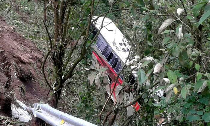 Zerstörungen nach Tornado Earl in Mexiko A bus fall was taken by mud at an area affected by landslides, due to heavy rains brought by the Tropical Storm Earl, in the municipality of Huauchinango, Mexico, 07 August 2016. According to officials, 28 people died in the state of Puebla as a result of heavy rains brought by the remnants of tropical storm Earl s passing through central Mexico. 28 reported dead in Puebla following the passage of tropical storm Earl in Mexico !ACHTUNG: NUR REDAKTIONELLE NUTZUNG!  MEX14 20160808-636062403030532621