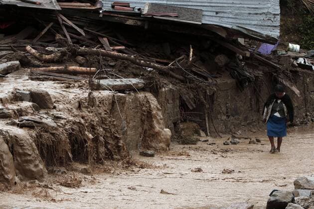 Zerstörungen nach Tornado Earl in Mexiko An inhabitant walks by an area affected by landslides, due to heavy rains brought by the Tropical Storm Earl, in the municipality of Huauchinango, Mexico, 07 August 2016. According to officials, 28 people died in the state of Puebla as a result of heavy rains brought by the remnants of tropical storm Earl s passing through central Mexico. 28 reported dead in Puebla following the passage of tropical storm Earl in Mexico !ACHTUNG: NUR REDAKTIONELLE NUTZUNG!  MEX30 20160808-636062404369779476