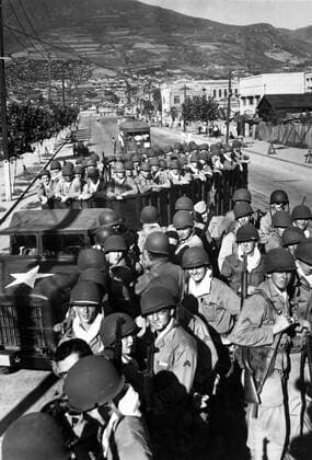 Korea-Krieg 1950-1953 - Aufnahmedaten geschätzt Fresh and eager U.S. Marine troops, newly-arrived at the vital southern supply port of Pusan, South Korea, are shown prior to moving up to the front lines. August 1950.  Copyright: StocktrekxImages stk105992m