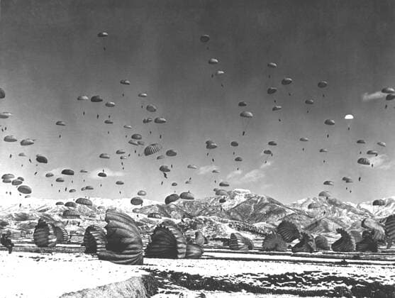Korea-Krieg 1950-1953 - Aufnahmedaten geschätzt Men and equipment being parachuted to earth in an operation conducted by United Nations airborne units. Ca. 1951.  Copyright: StocktrekxImages stk105998m