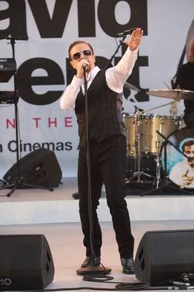 Konzert im Vorfeld der David Brent: Life On The Road Filmpremiere in London . 10 08 2016. London, United Kingdom. Ricky Gervais aka David Brent and his band Foregone Conclusion playing at the David Brent : Life on the Road premiere in London.  xStephenxLockx xi-Imagesx IIM-13290-0027